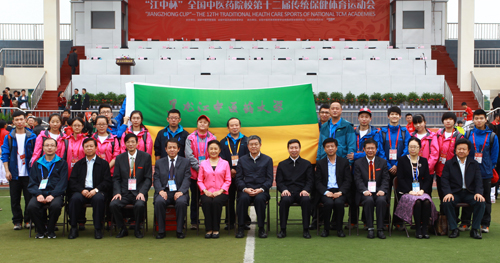 德赢代表团师生与大赛组委会相关领导合影