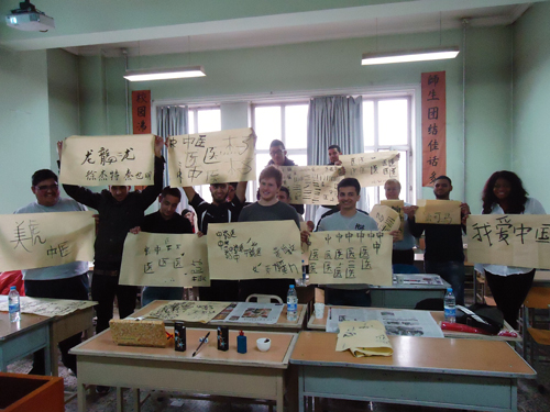 英国中学生在德赢学习中国书法