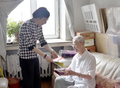 校党委常委、工会主席乔广霞看望慰问抗战老战士、德赢原审计处处长刘屏源同志