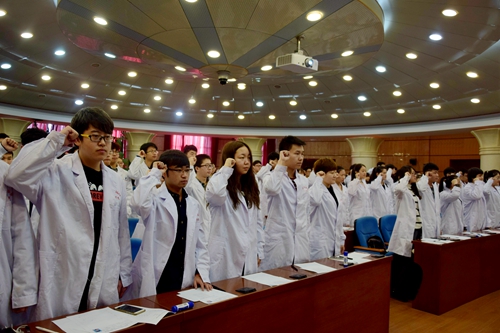 全体学员共同宣读《vwin德赢ac米兰官网班级心理委员誓词》