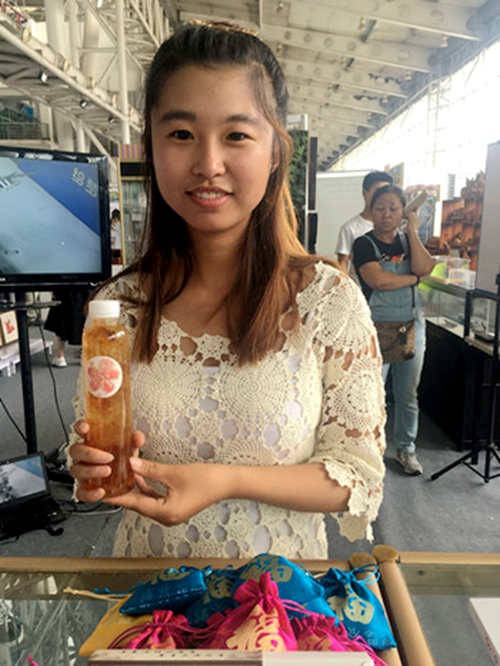 德赢大学生创业团队在中俄博览会上展示“桃花美人”饮品