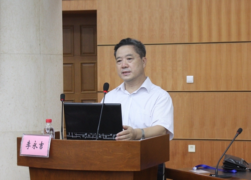 教育部高等学校中药学类专业教学指导委员会秘书长、德赢李永吉教授作题为《专业培养目标与课程建设》的讲座