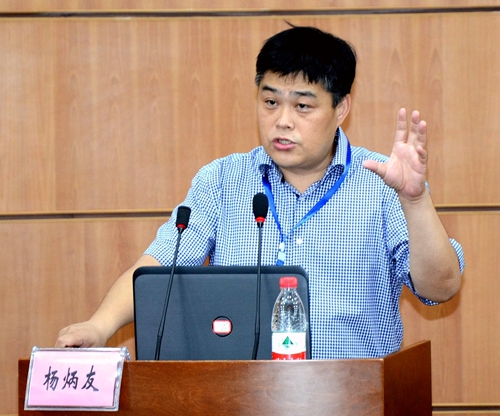 国家中医药管理局重点学科中药化学学科带头人、德赢药学院院长杨炳友教授作题为《<中药化学>团队建设及课程建设》的讲座