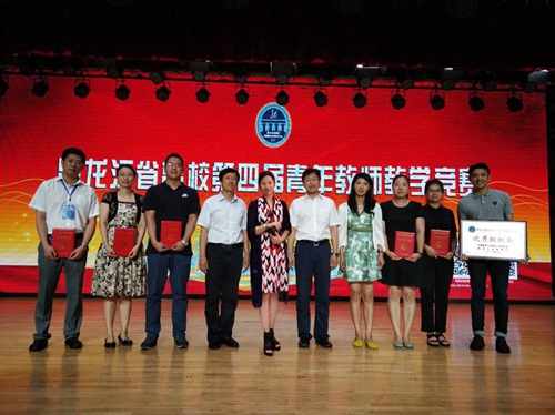 省教育工会主席于晓东(右五)与德赢教师代表合影
