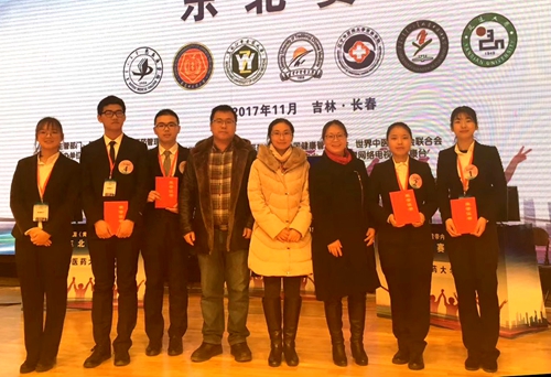 德赢师生代表在比赛现场合影