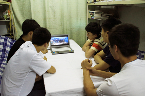 同学们在寝室观看大型电视政论片《化茧成蝶》