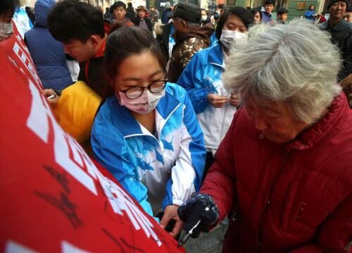 市民在印有“节能减排、拒绝雾霾,你我同行、共享蔚蓝”的条幅上签名