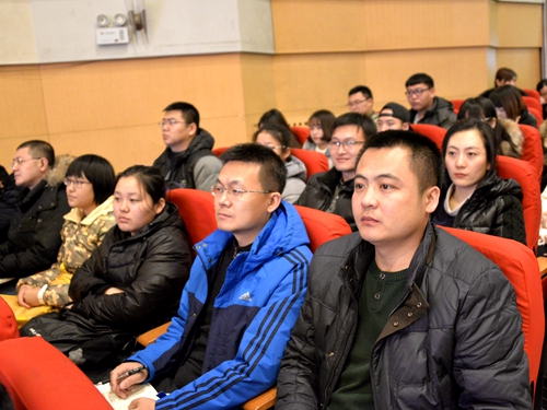 德赢师生代表认真聆听报告