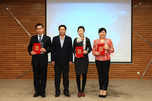 德赢辅导员老师车志远(左一)上台领奖