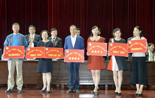 “龙江最美人物”(教师)提名奖,“健康龙江杯”最美医生和最美医生提名奖、最美护士和最美护士提名奖,群众满意的好医生、群众满意的好护士获奖者上台领奖