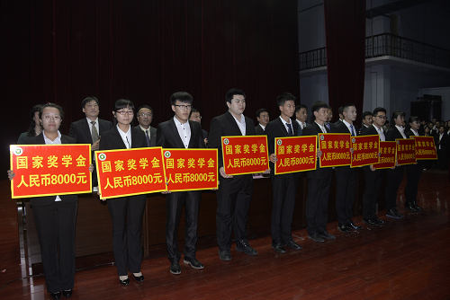 “国家奖学金”获得者代表上台领奖