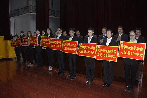“优秀学生奖学金”获得者代表上台领奖