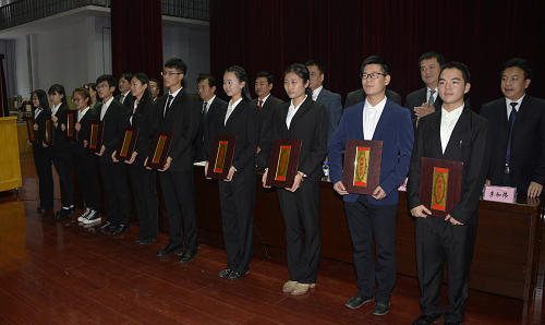 “三好学生”代表上台领奖