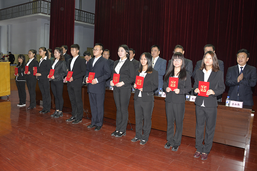 “学习模范”代表和在全国各类竞赛中获奖代表上台领奖