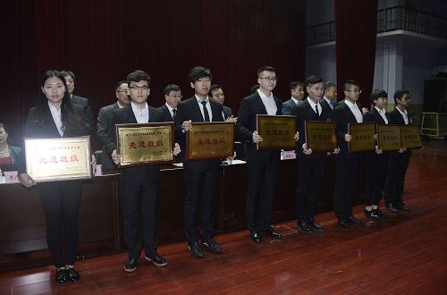 “先进班级”学生代表上台领奖