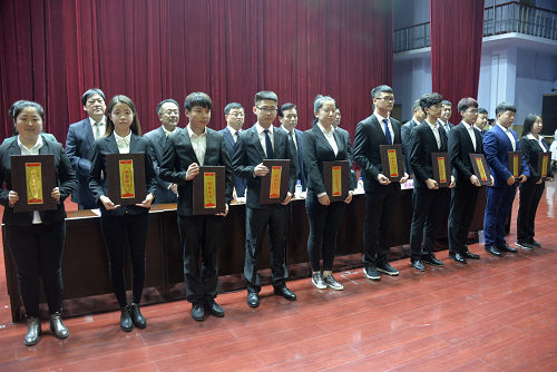 “优秀学生干部”代表上台领奖