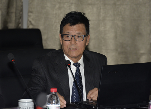 黑龙江当代中俄区域经济研究院院长宋魁作题为《一带一路背景下的中俄合作》的形势报告